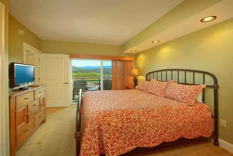 condo bedroom in pigeon forge