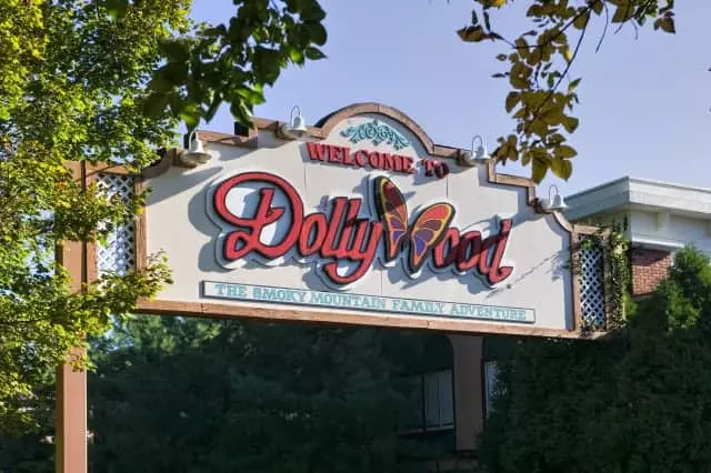 dollywood entrance sign