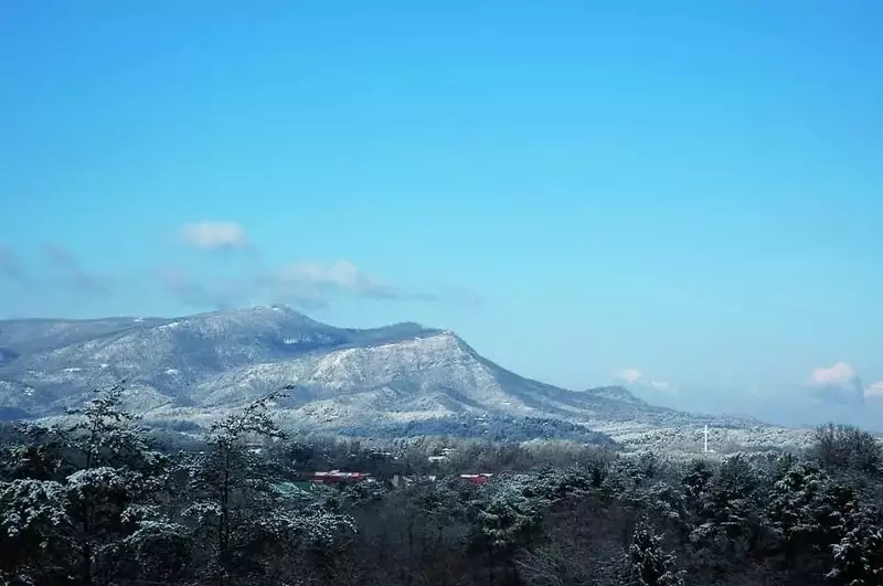 Beautiful photo of the mountains in Pigeon Forge covered in snow.