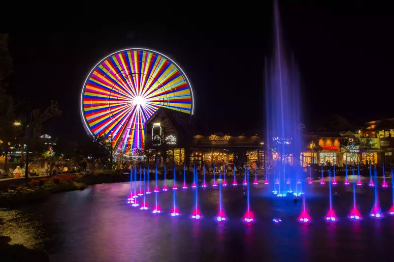 the smoky mountain wheel at the island in pigeon forge
