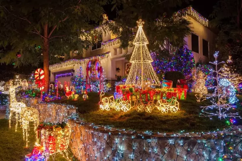 Christmas lights decoratinga white house