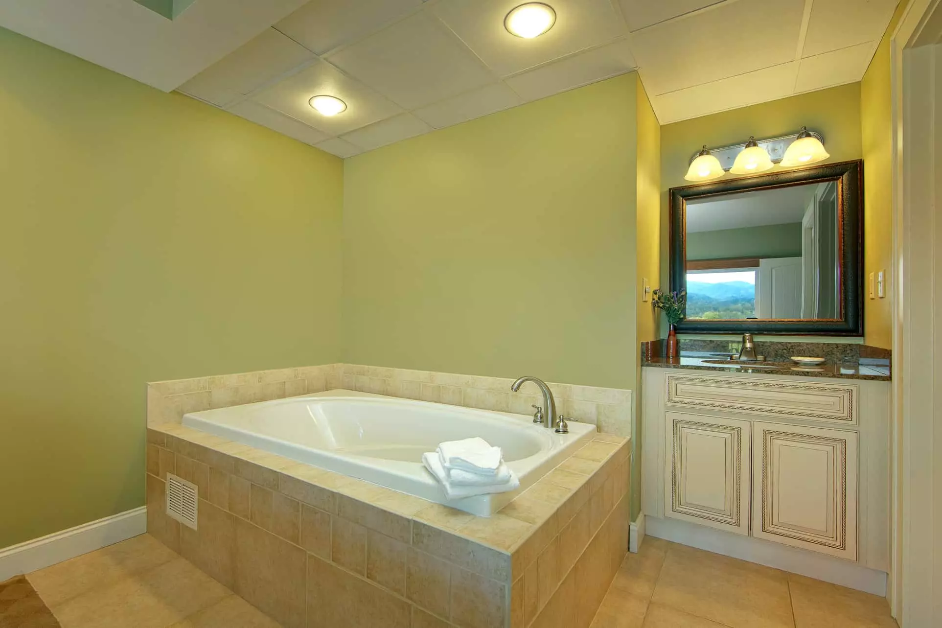 Jacuzzi in Pigeon Forge condo