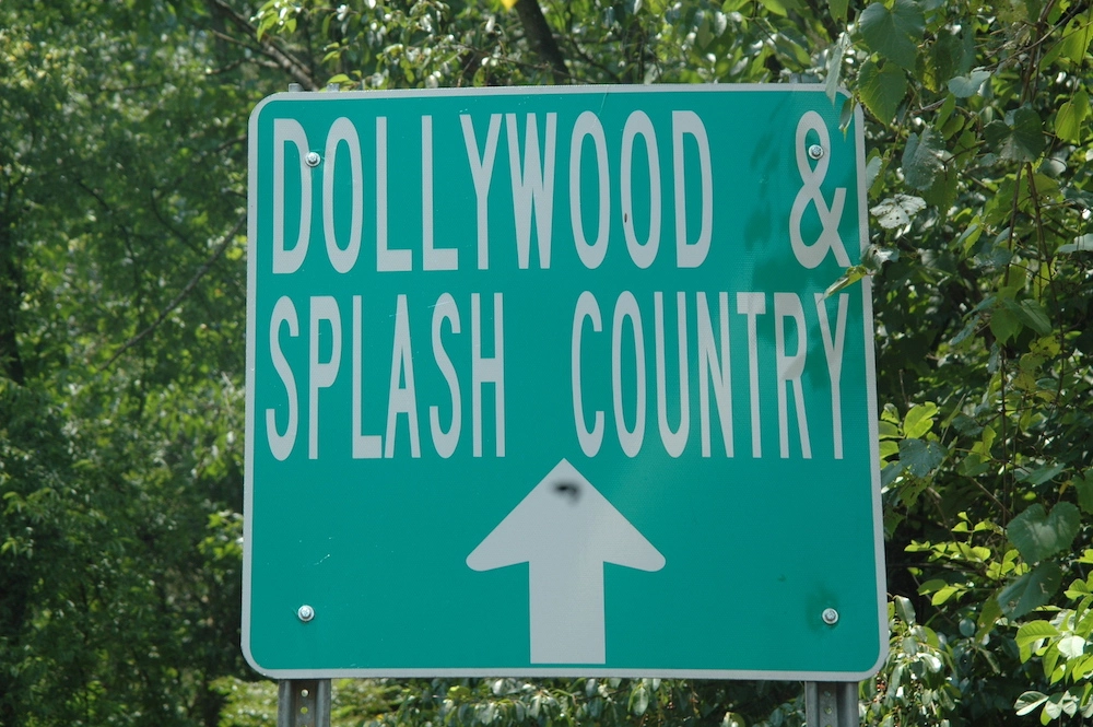 Dollywood & Splash Country sign